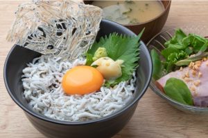 「るるぶキッチン」(新宿駅徒歩3分)で「まるごと!神奈川レストラン」湘南しらす丼提供